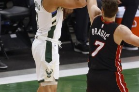 亚博中国官网-雄鹿观众热烈欢呼！，Ming迎来十五赛季出色发挥气势如虹延续-亚博中国官网